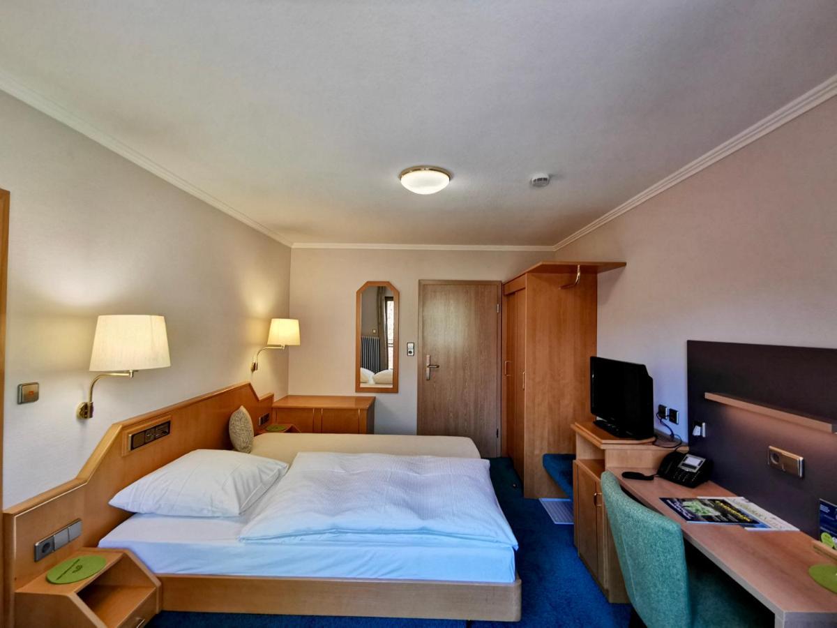 Hotel-Gasthaus Zur Eiche เฮาซาค ภายนอก รูปภาพ