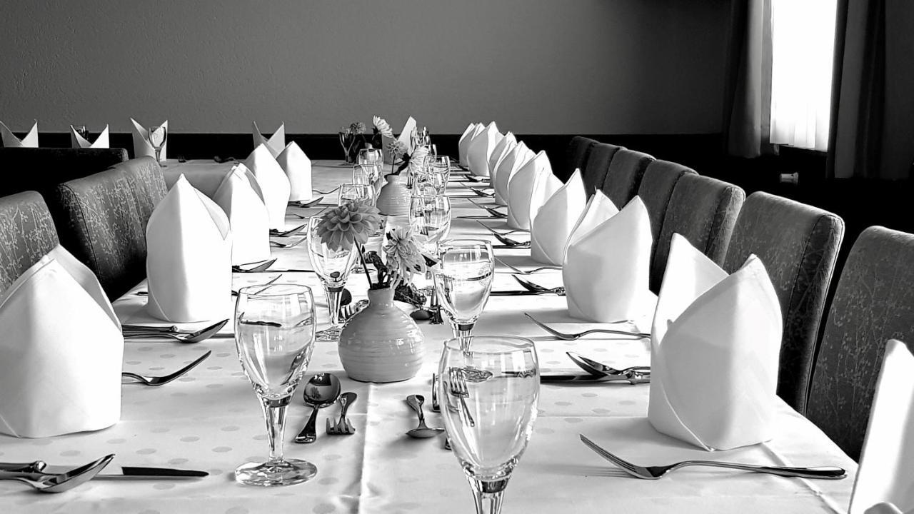 Hotel-Gasthaus Zur Eiche เฮาซาค ภายนอก รูปภาพ